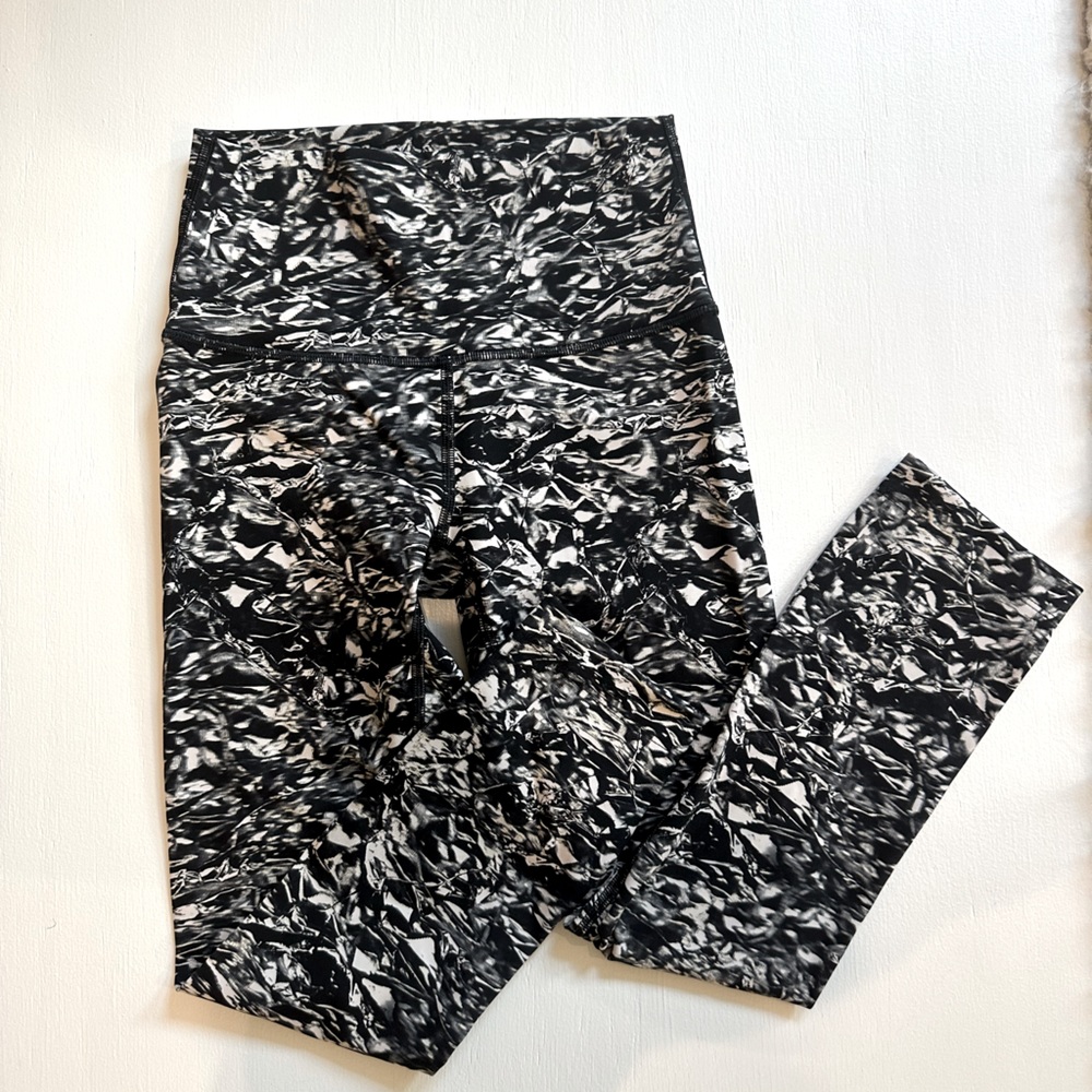 Lululemon Like new, B&W high rise slight crop tight, size 2, washed, never worn